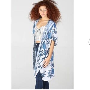 Women’s Angie blue floral print duster kimono
